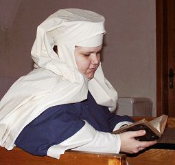 Schwester Maria Ursula beim Studium der Heiligen Schrift, © HMW