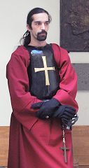 eine der Leibgarden des Kardinals wird mitrauisch, © HMW