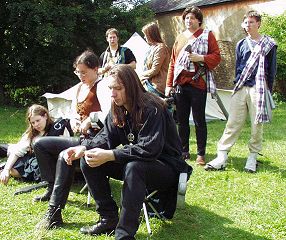 ... und die Gste grbeln ber die Lsung, © HMW