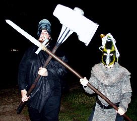 mit Einbruch der Nacht beginnt ein mrderischer Angriff von Wesen aus dem See, © HMW