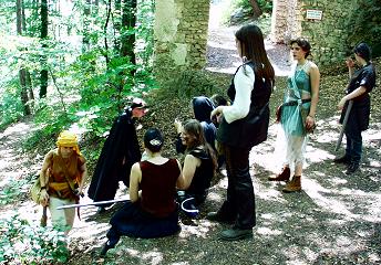 Die Spieler versammeln sich vor der Burg, © HMW