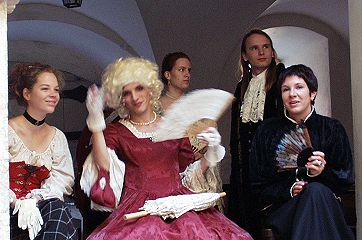 Contessa Trebaldi (rechts) und weitere Gste bewundern das Fechttraining ihrer mnnlichen Gste, © HMW