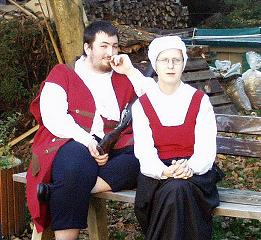 die Wache und eine Kchenmagd beobachten (oder beschtzen?) die Gste bei ihren Vergngungen, © HMW