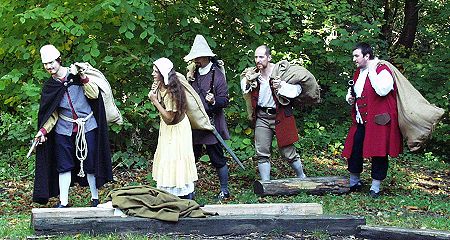 whrenddessen bringen zwei Schmuggler mit Hilfe der Bediensteten den geschmuggelten Tee ins Landgut, © HMW