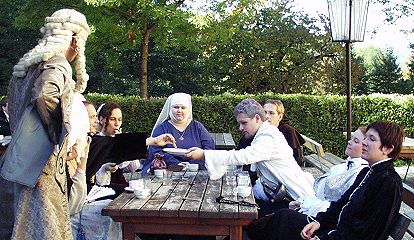 die Contessa und ihre Gste genieen ein weiteres Mahl im wundervollen Sonnenschein, © HMW