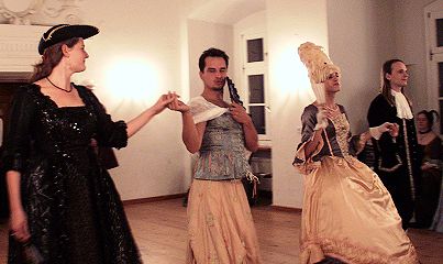 beim anschlieenden Ball erscheint Graf Estrahazy (2.v.l.), aufgrund einer verlorenen Wette, in Damenkleidern, © HMW