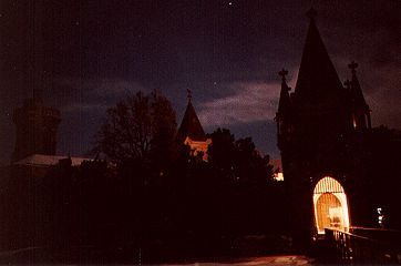 Franzensburg mit gefrorenem Teich (unten) im Mondlicht, © MDZ