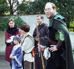 Robin Hoods Leute warten vor der Stadt auf das Bogenturnier, © HMW