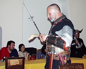 Sir Harold, des Hochverrats angeklagt, verliest einen Gegenbeweis, © HMW