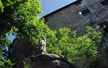 friedlich liegt Burg Engelstein im Morgenlicht, © HMW