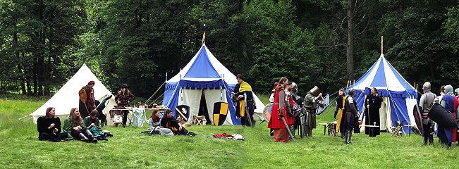 im Lager der Ritter herrscht bereits reges Treiben, © HMW