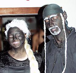 Zwei Dunkelelfen bereiten sich auf ihren Einsatz vor. Noch lcheln sie..., © HMW