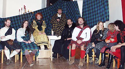 Clanlords und -ladies versammeln sich um Knig Conlach ,© HMW